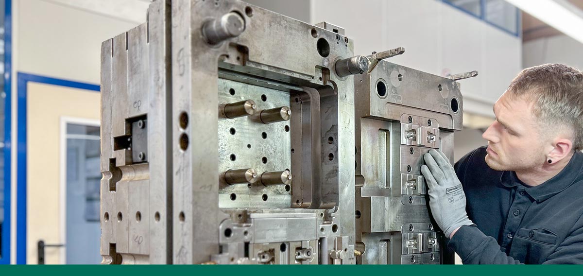 Begutachtung einer Spritzgussform bei einer Werkzeugverlagerung Begutachtung einer Spritzgussform bei einer Werkzeugverlagerung
