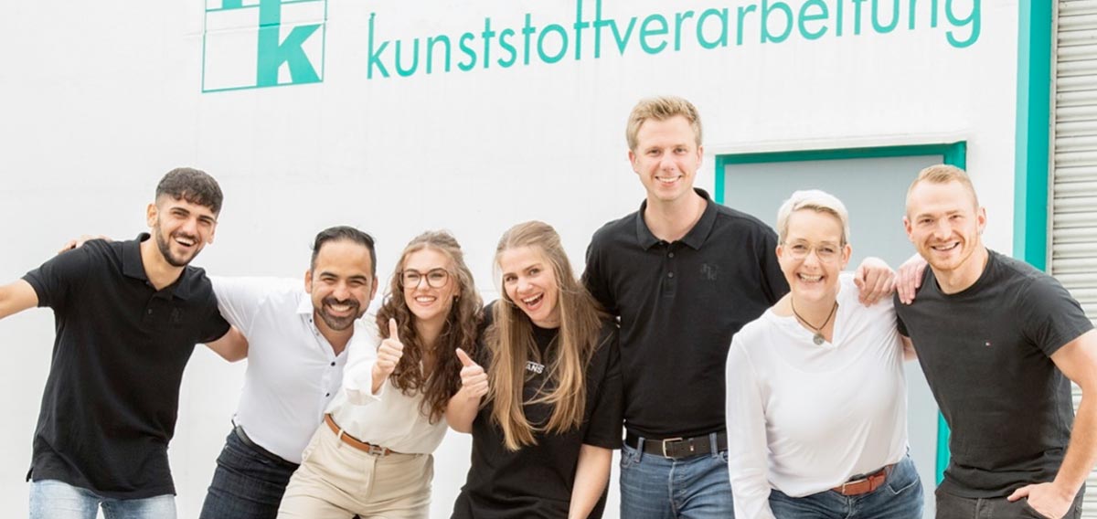 Motivierte Mitarbeiter der hankensbütteler kunststoffverarbeitung https://hk-spritzguss.de/wp-content/uploads/2025/01/HK-Kunststoffverarbeitung-Team.jpg